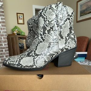 Sugar brand, Black and white snake print boots.